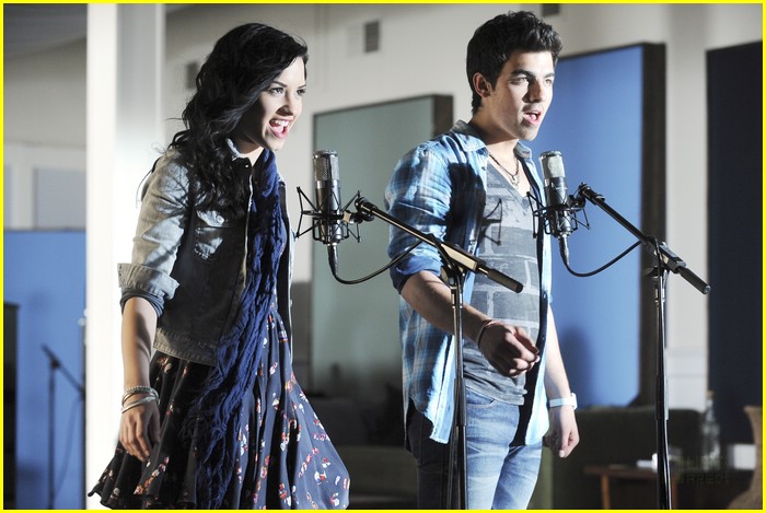 joe-jonas-demi-lovato-sing-oceans-07.jpg